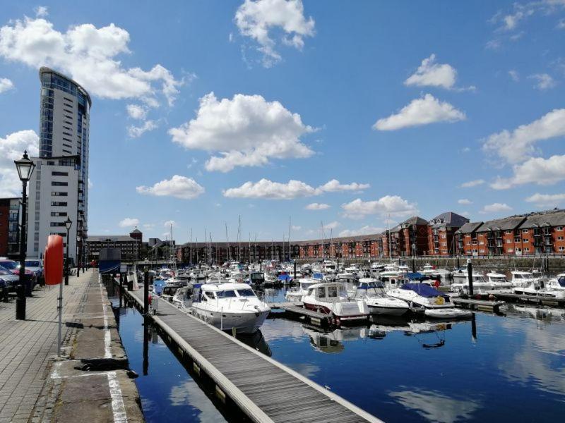 Soak Up The Light At A Soothing, Stylish Apartment In Swansea Marina Εξωτερικό φωτογραφία